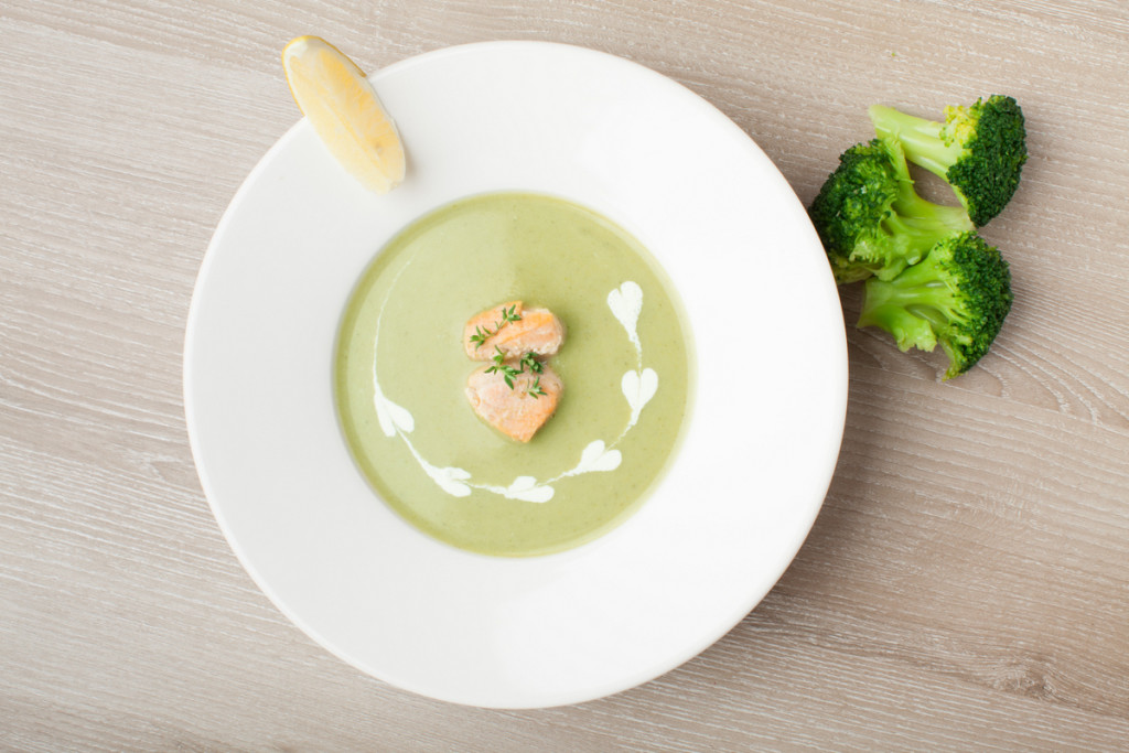 supa-crema-de-broccoli-cu-file-de-somon