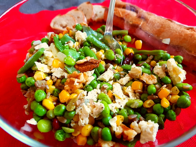 Reteta Salata wellness cu legume, nuci si branza