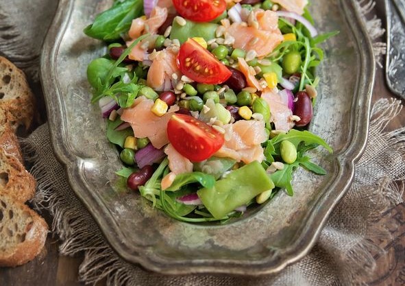 salata-cu-somon-afumat-si-wellness-mix-reteta-p - Copy