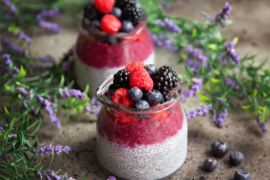 budinca-de-chia-cu-afine-si-mure-reteta