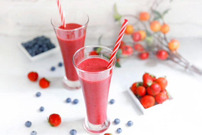 Smoothie-cu-capsuni-sfacla-si-mango-L