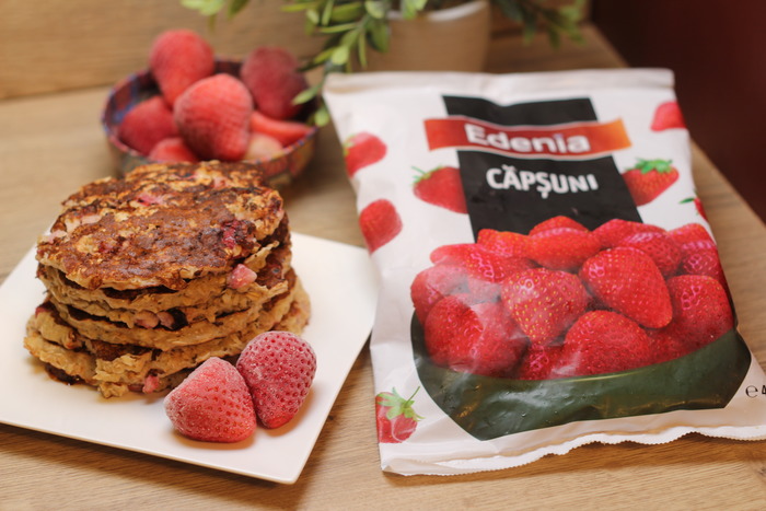 Pancakes cu capsuni si fulgi de ovaz-l