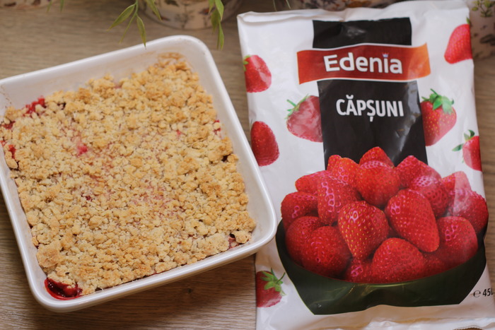 Crumble de capsuni cu fulgi de ovaz