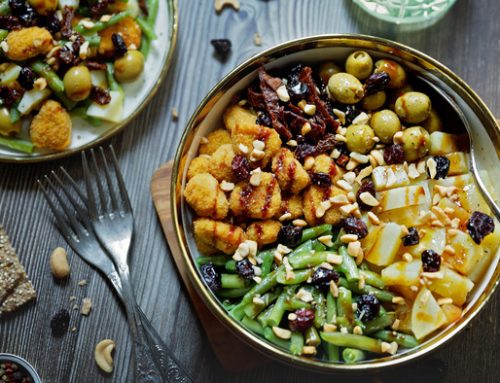 Salata cu fasole verde, cartofi si popcorn de pui – reteta