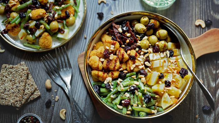 Salata cu fasole verde, cartofi si popcorn de pui